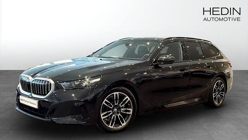 Svart Begagnad 2025 BMW 530 M Sport Kombi | 598 700 kr - Bild 1/4