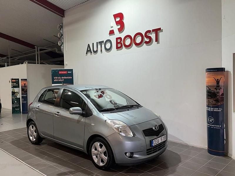 Grå Begagnad 2005 Toyota Yaris Halvkombi | 44 999 kr (Marknadspris) - Bild 1/4