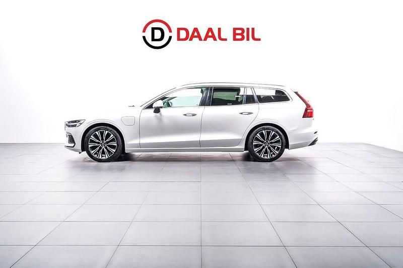 Vit Begagnad 2023 Volvo V60 Kombi | 329 700 kr (Bra pris) - Bild 1/4
