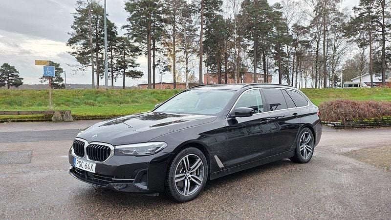 Svart Begagnad 2021 BMW 520 Kombi | 309 900 kr (Superpris) - Bild 1/4