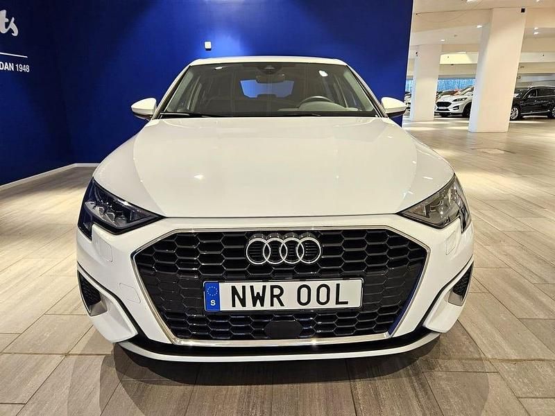 Begagnad Audi A3 Proline 151 HK (111 kW) 2023 Vit Sedan