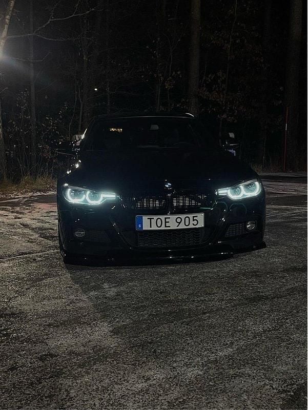 Svart Begagnad 2018 BMW 330e M Sport Sedan | 250 000 kr (Marknadspris) - Bild 1/4