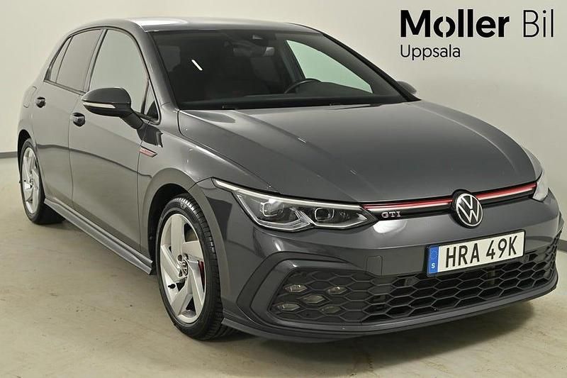 Dolphin grey metallic Begagnad 2024 VW Golf VIII GTI Halvkombi | 369 900 kr (Marknadspris) - Bild 1/4
