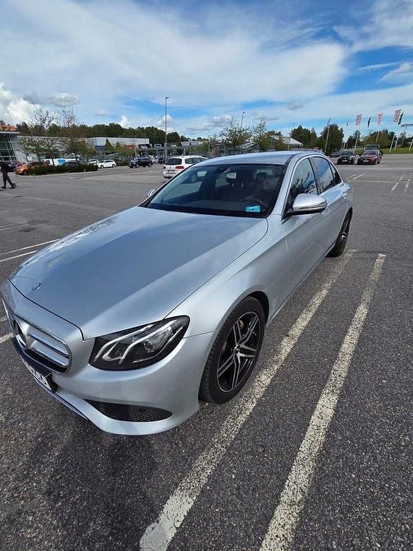 Silver Begagnad 2017 Mercedes E220 Avantgarde Sedan | 249 000 kr (Bra pris) - Bild 1/4