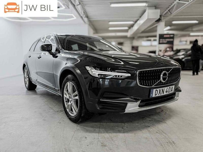 Grå Begagnad 2018 Volvo V90 CC Momentum Kombi | 278 900 kr (Marknadspris) - Bild 1/4