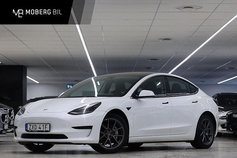 Vit Begagnad 2022 Tesla Model 3 Standard Range Sedan | 264 900 kr (Marknadspris) - Bild 1/3