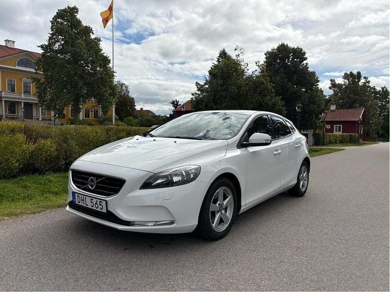 Vit Begagnad 2015 Volvo V40 Kombi | 125 000 kr (Marknadspris) - Bild 1/4