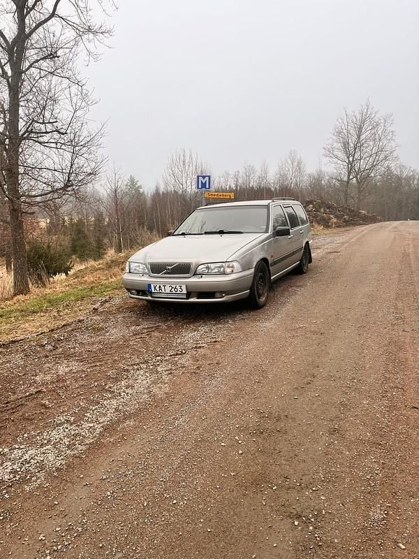 Begagnad Volvo V70 144 HK (105 kW) 1999 Silver Kombi