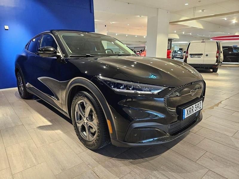 Begagnad Ford Mustang Mach-E Standard Range 200 kW (272 HK) 2022 Svart SUV