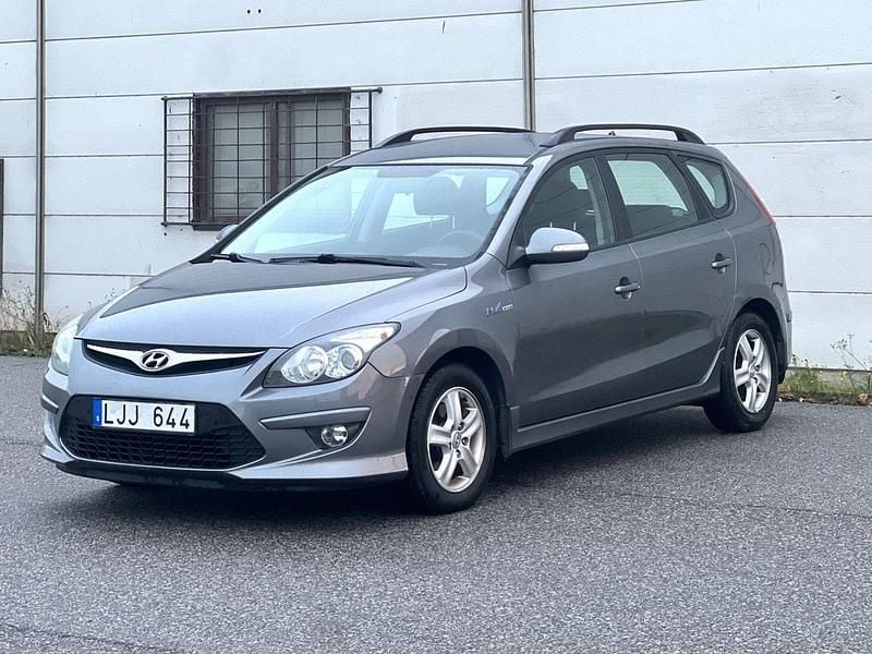 Grå Begagnad 2012 Hyundai i30 Kombi | 39 800 kr (Marknadspris) - Bild 1/4