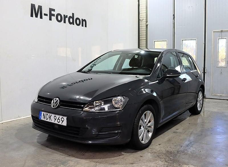 Mörkgrå Begagnad 2016 VW Golf VII Halvkombi | 112 500 kr (Marknadspris) - Bild 1/4