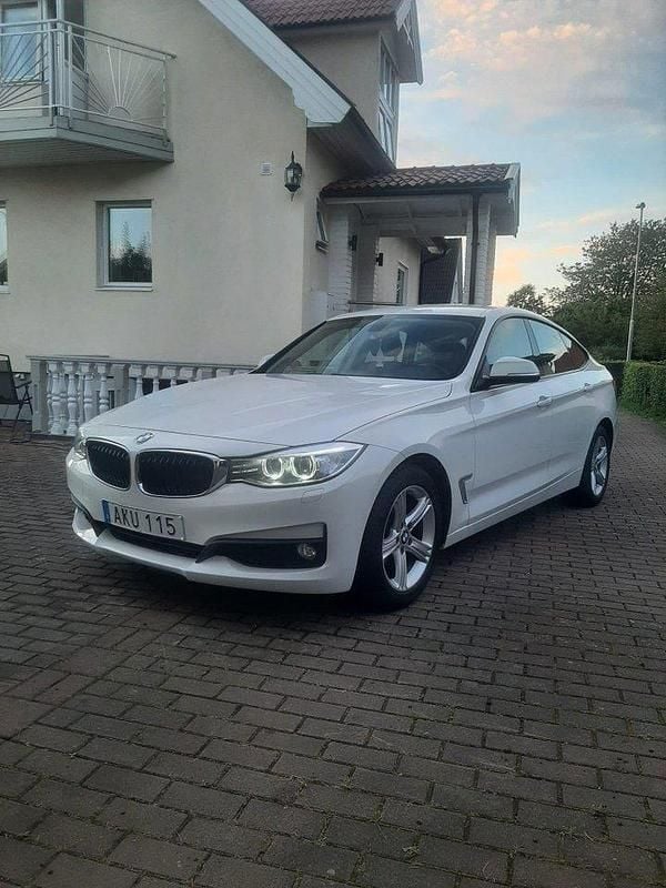 Vit Begagnad 2014 BMW 318 Gran Turismo Halvkombi | 103 000 kr (Marknadspris) - Bild 1/4