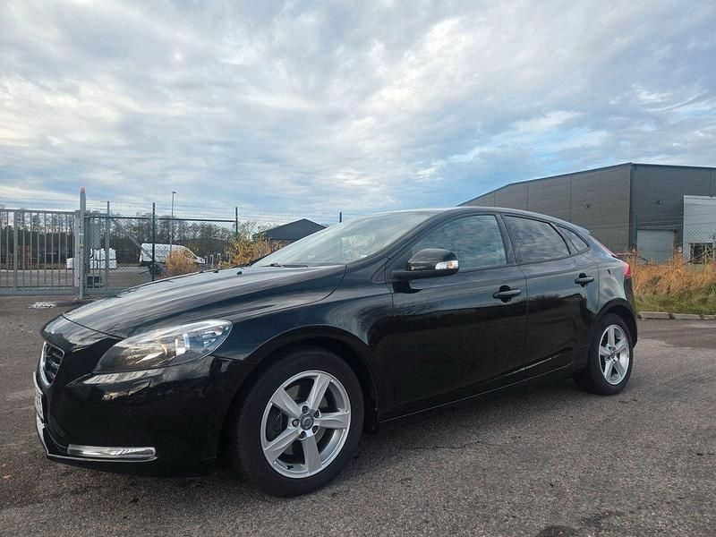 Svart Begagnad 2014 Volvo V40 Halvkombi | 95 900 kr (Bra pris) - Bild 1/4