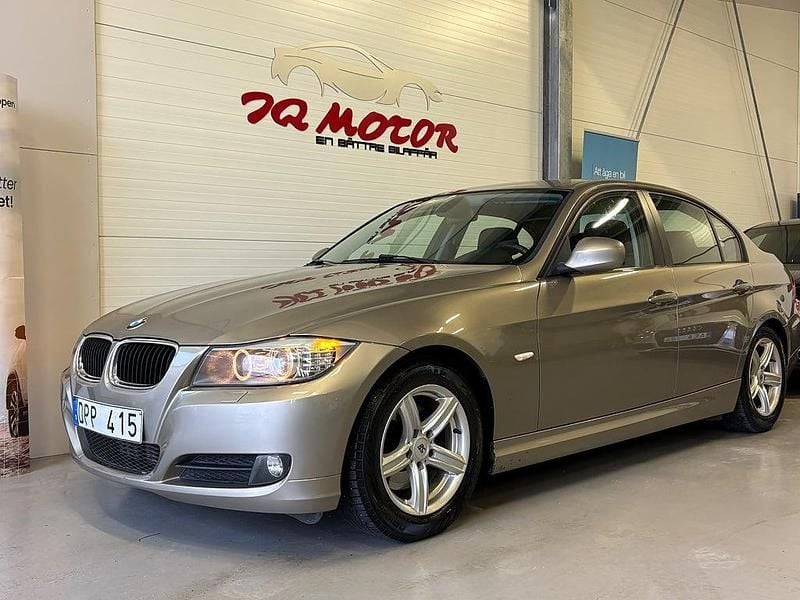 Brun Begagnad 2010 BMW 320 Comfort Edition Sedan | 94 900 kr (Marknadspris) - Bild 1/4