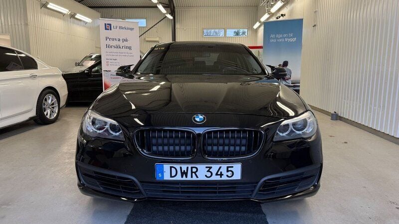 Svart Begagnad 2015 BMW 520 Sedan | 154 900 kr (Marknadspris) - Bild 1/4