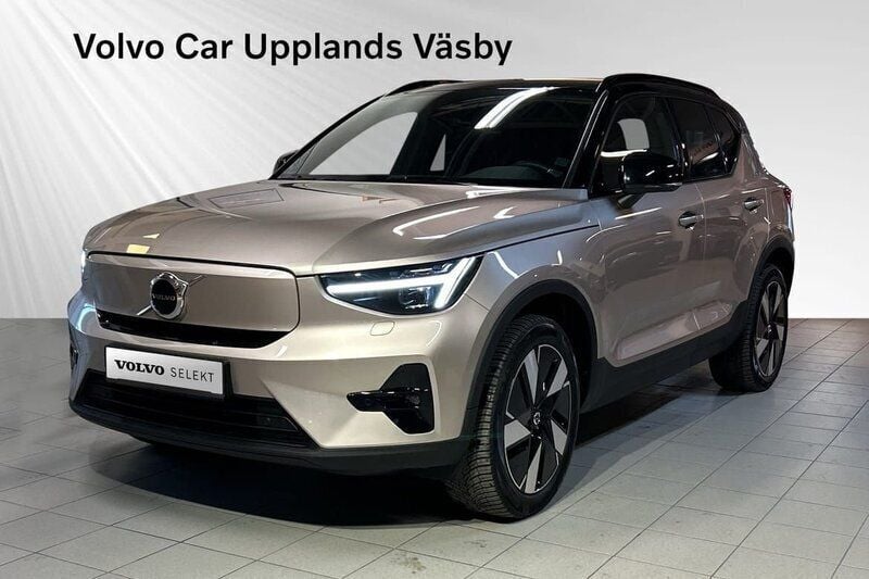 Ljusgrå (grå) Begagnad 2023 Volvo XC40 Plus SUV | 439 900 kr (Marknadspris) - Bild 1/2