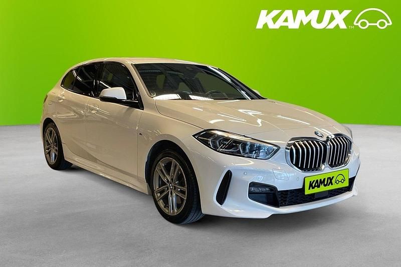 Vit Begagnad 2019 BMW 118 M Sport Halvkombi | 244 800 kr (Lite dyr) - Bild 1/4