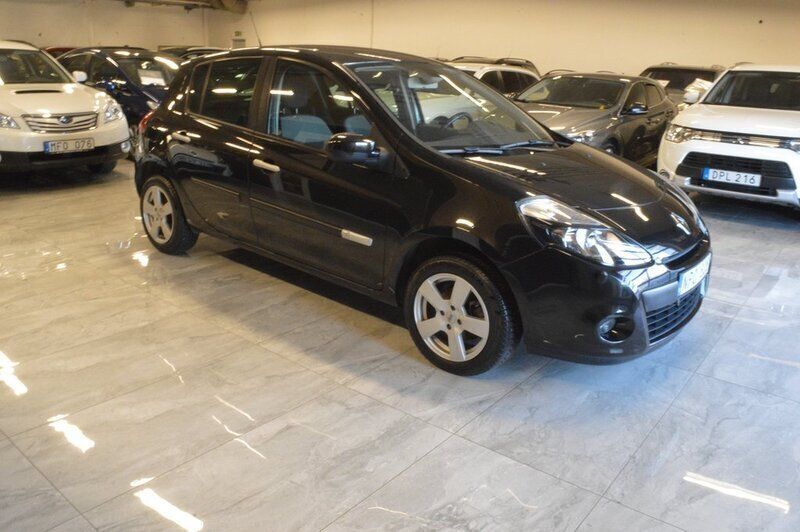 Begagnad Renault Clio II 75 HK (55 kW) 2011 Svart Halvkombi
