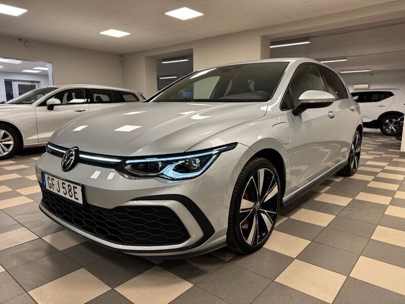 Silver Begagnad 2020 VW Golf VIII GTE Halvkombi | 267 800 kr (Bra pris) - Bild 1/4