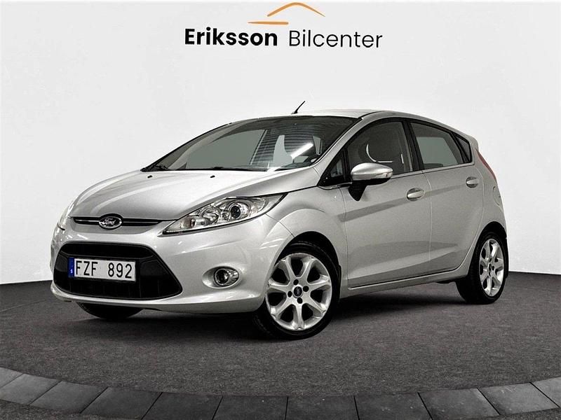 Grå Begagnad 2012 Ford Fiesta Titanium Halvkombi | 39 900 kr (Marknadspris) - Bild 1/4