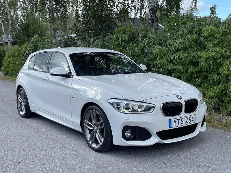 Vit Begagnad 2019 BMW 120 M Sport Halvkombi | 219 000 kr (Lite dyr) - Bild 1/4