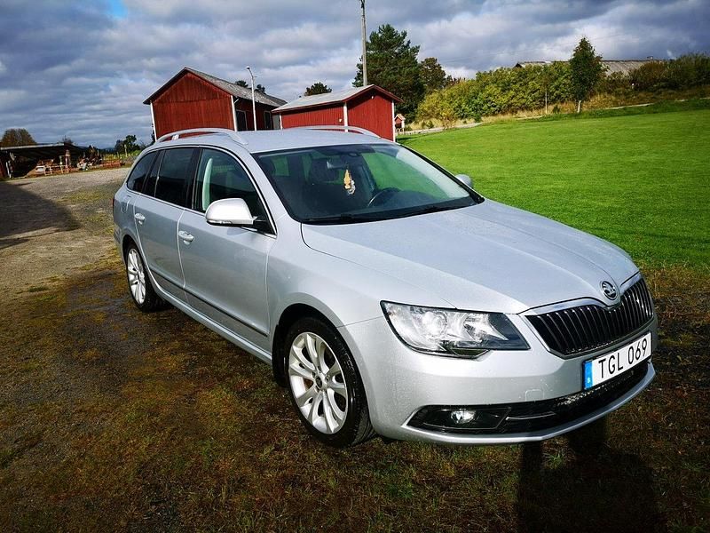 Silver Begagnad 2015 Skoda Superb Ambition Kombi | 143 000 kr (Bra pris) - Bild 1/3