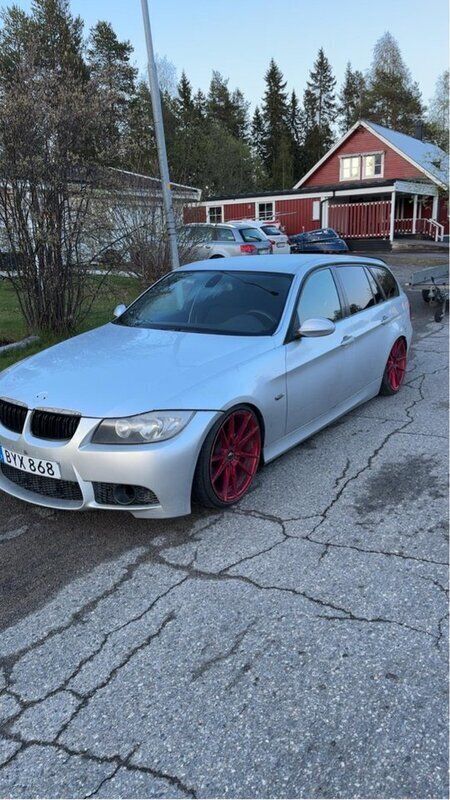 Grå Begagnad 2007 BMW 320 M Sport Kombi | 44 000 kr (Marknadspris) - Bild 1/3