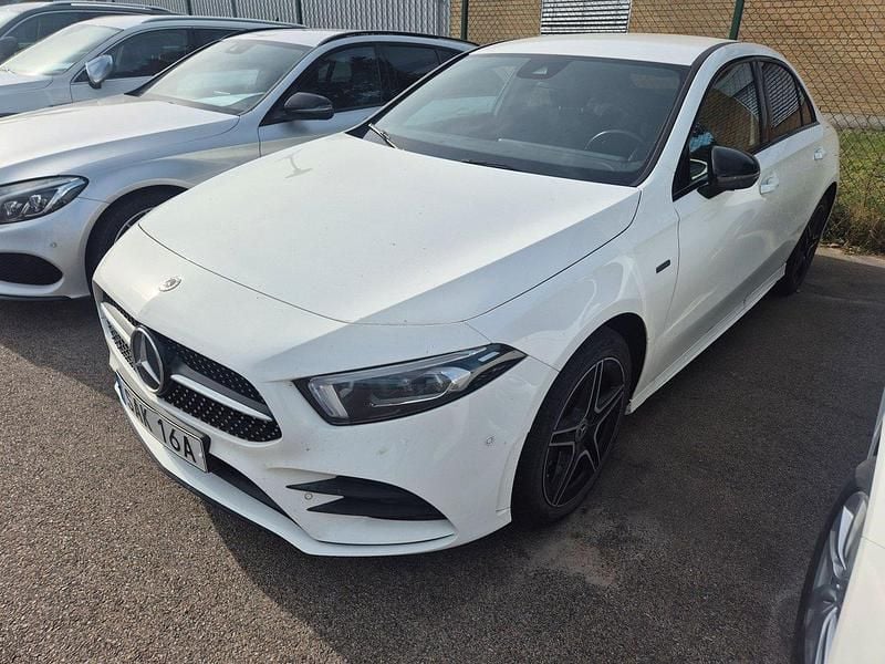 Vit Begagnad 2021 Mercedes A250 AMG Sedan | 295 000 kr (Bra pris) - Bild 1/4
