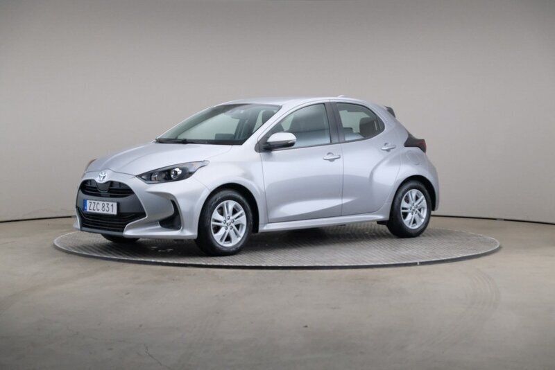 Silver Begagnad 2022 Toyota Yaris Hybrid Active Halvkombi | 205 000 kr (Bra pris) - Bild 1/4