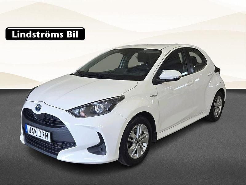 Vit Begagnad 2020 Toyota Yaris Hybrid Active Halvkombi | 189 900 kr (Lite dyr) - Bild 1/3
