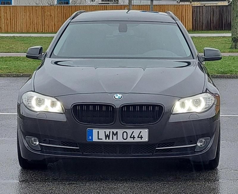 Grå Begagnad 2012 BMW 530 Kombi | 149 000 kr (Marknadspris) - Bild 1/4