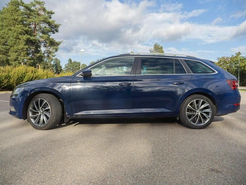 Blå Begagnad 2016 Skoda Superb LAURIN & KLEMENT Kombi | 169 000 kr (Marknadspris) - Bild 1/4
