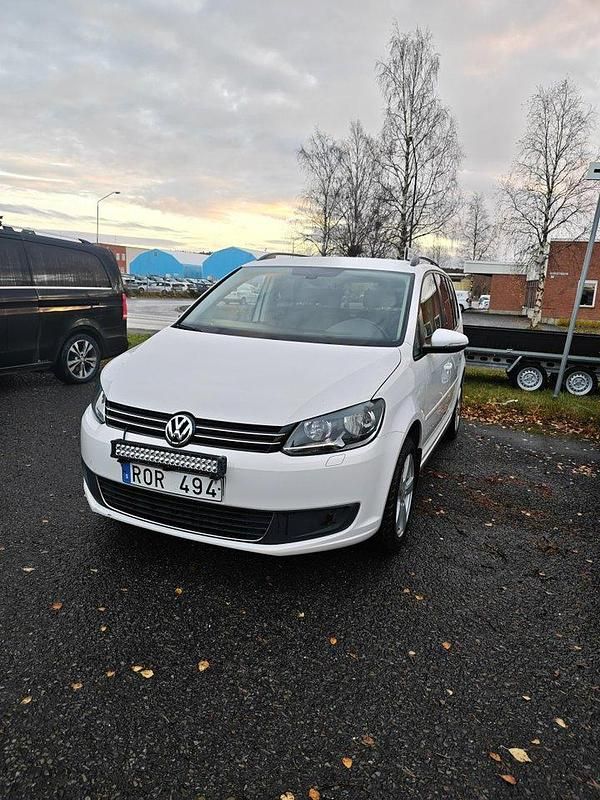 Begagnad VW Touran 150 HK (110 kW) 2014 Vit Minibuss
