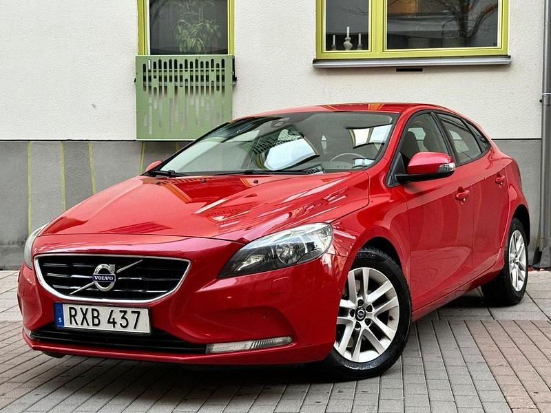 Röd Begagnad 2015 Volvo V40 Kombi | 139 000 kr (Marknadspris) - Bild 1/4