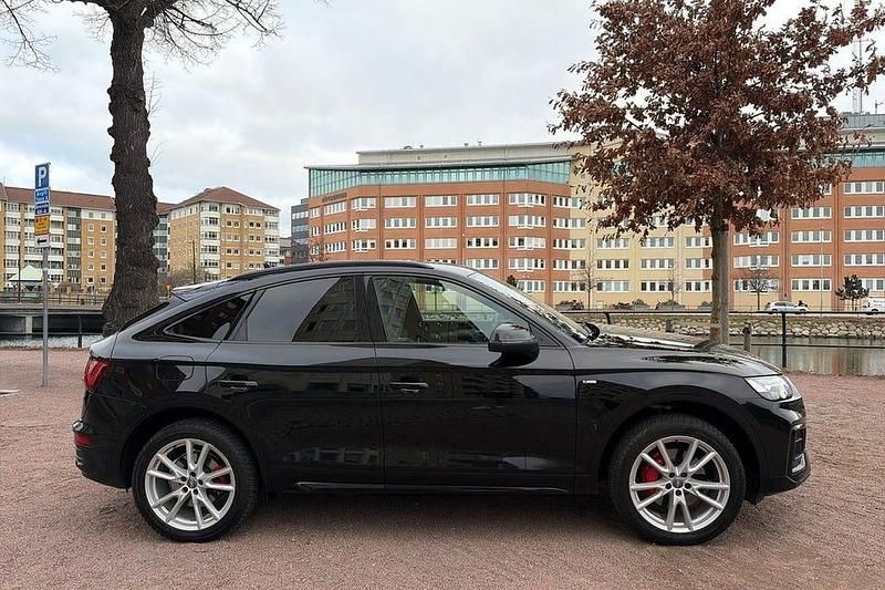 Svart Begagnad 2022 Audi Q5 Sportback S-Line SUV | 439 900 kr (Marknadspris) - Bild 1/4