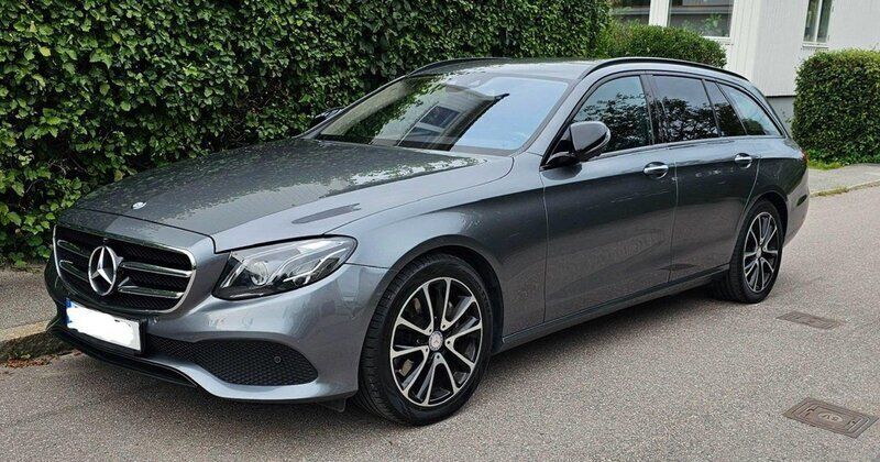 Grå Begagnad 2017 Mercedes E220 Avantgarde Kombi | 229 900 kr (Marknadspris) - Bild 1/4