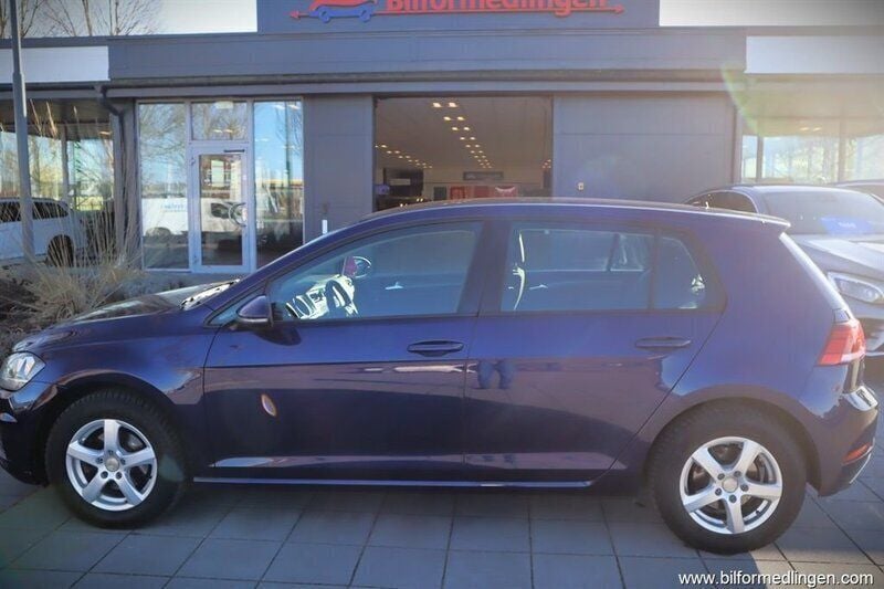 Blå samma som bilen Begagnad 2017 VW Golf VII Halvkombi | 144 900 kr (Bra pris) - Bild 1/4