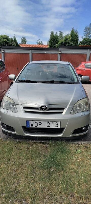 Silver Begagnad 2004 Toyota Corolla Halvkombi | 28 500 kr (Marknadspris) - Bild 1/4