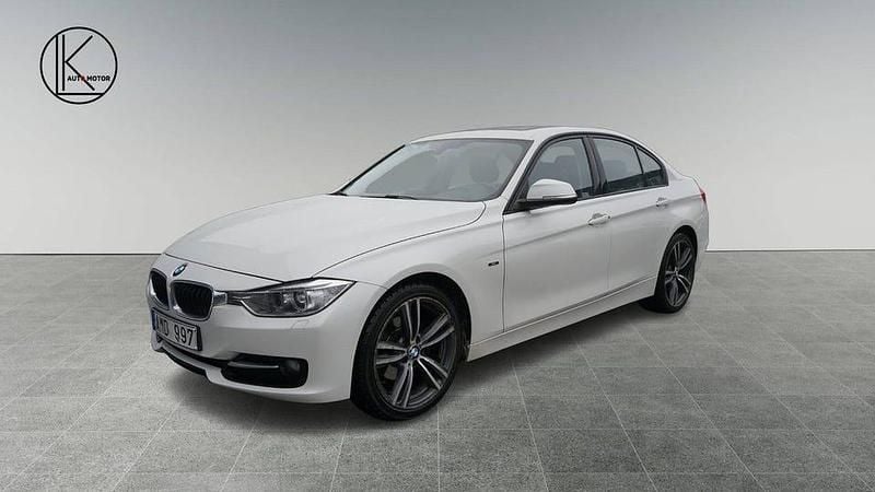 Vit Begagnad 2013 BMW 320 Sport Line Sedan | 159 900 kr (Marknadspris) - Bild 1/4