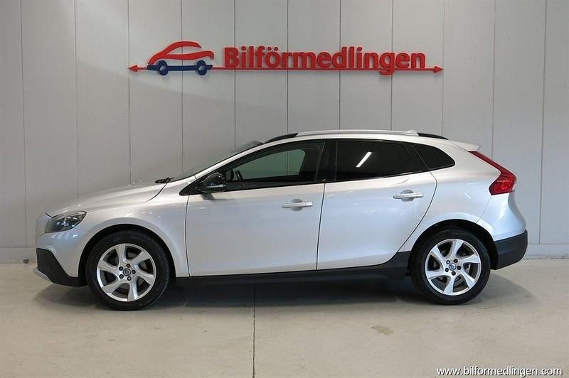 Silver samma som bilen Begagnad 2013 Volvo V40 CC Kombi | 99 900 kr (Marknadspris) - Bild 1/4