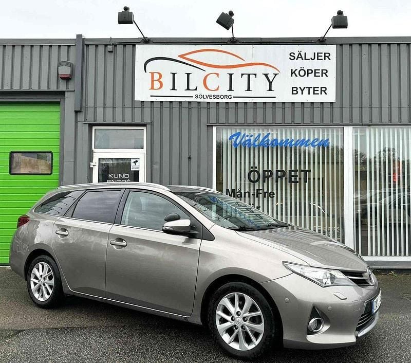 Brun Begagnad 2014 Toyota Auris Touring Sports Multidrive S Kombi | 114 900 kr (Marknadspris) - Bild 1/4
