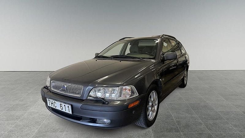 Grå Begagnad 2002 Volvo V40 Kombi | 27 900 kr (Marknadspris) - Bild 1/4