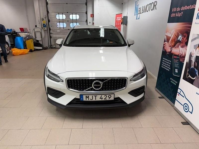 Begagnad Volvo V60 CC Momentum 197 HK (144 kW) 2022 Vit Kombi