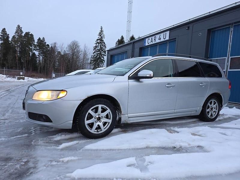 Grå Begagnad 2010 Volvo V70 Momentum Kombi | 32 900 kr (Superpris) - Bild 1/4