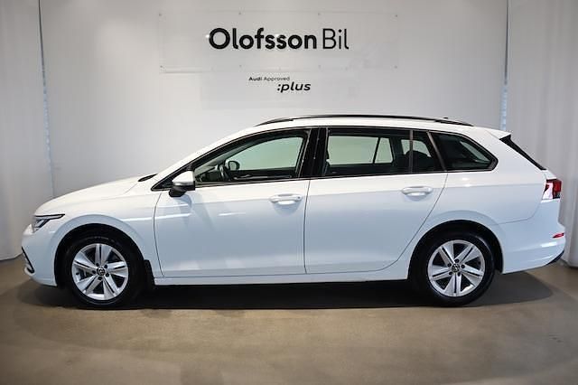 Vit Begagnad 2021 VW Golf VIII Life Kombi | 269 900 kr (Marknadspris) - Bild 1/4