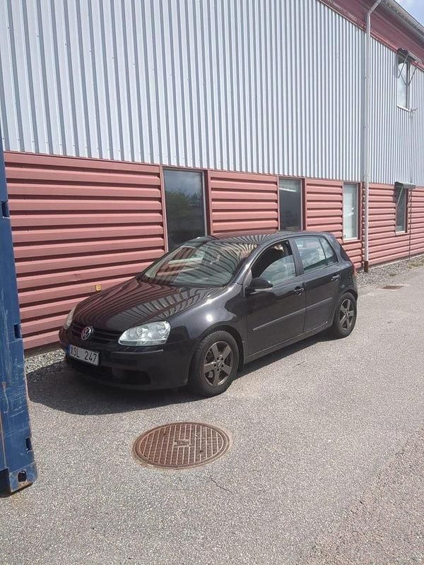 Svart Begagnad 2005 VW Golf IV Halvkombi | 36 900 kr - Bild 1/4