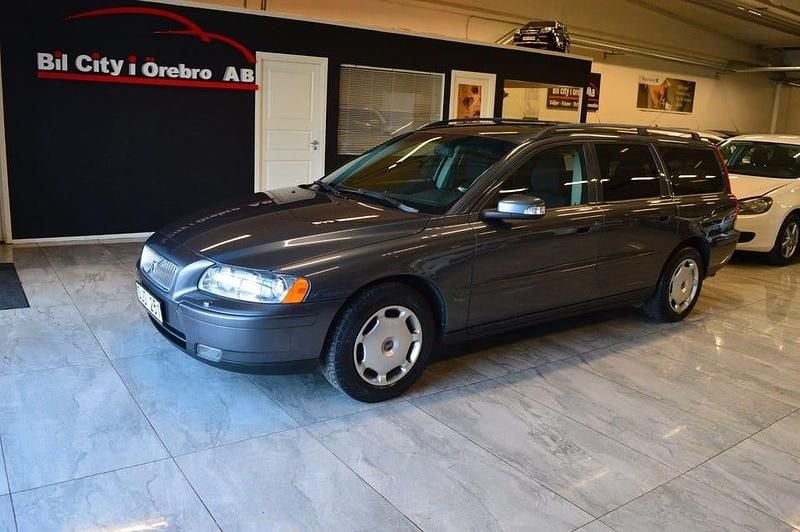 Grå Begagnad 2006 Volvo V70 Kombi | 44 900 kr (Marknadspris) - Bild 1/4