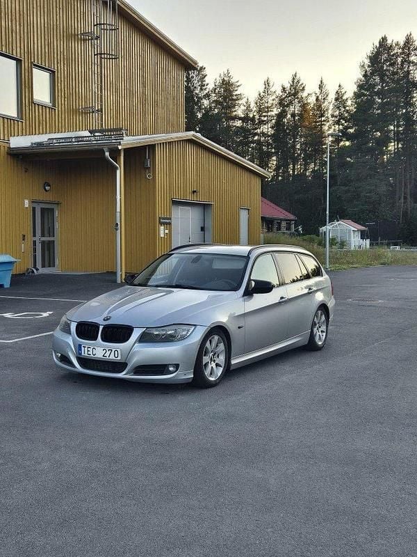 Grå Begagnad 2011 BMW 320 Comfort Edition Kombi | 52 000 kr (Bra pris) - Bild 1/4