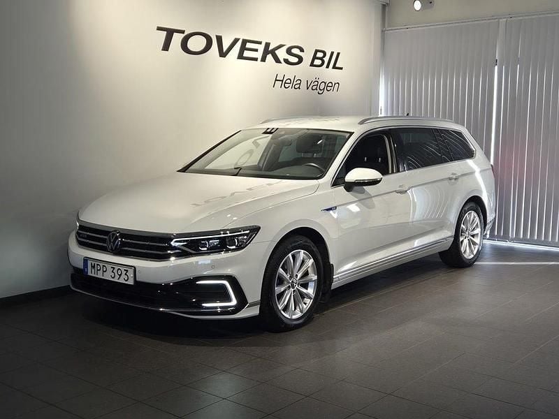 Vit Begagnad 2023 VW Passat GTE Kombi | 359 900 kr (Marknadspris) - Bild 1/4