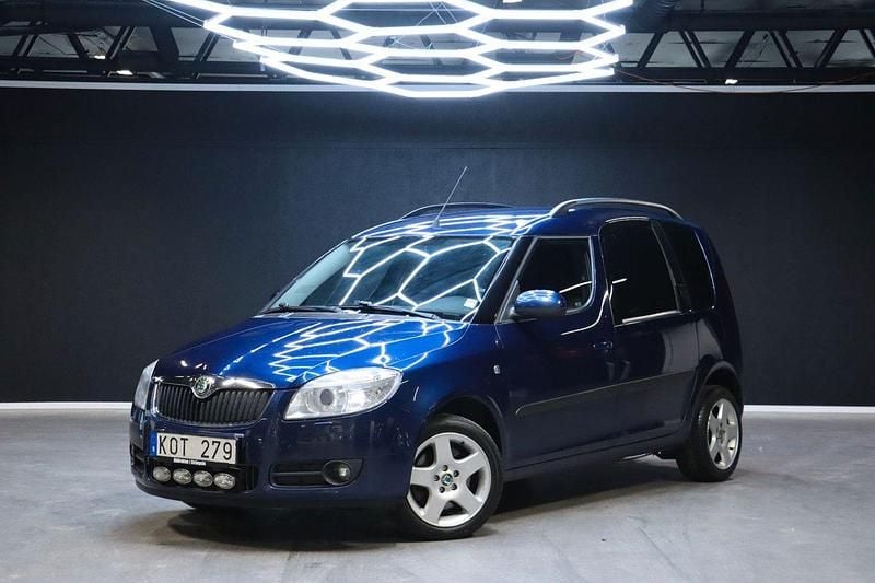 Mörkblå (blå) Begagnad 2010 Skoda Roomster Kombi | 49 900 kr (Marknadspris) - Bild 1/4
